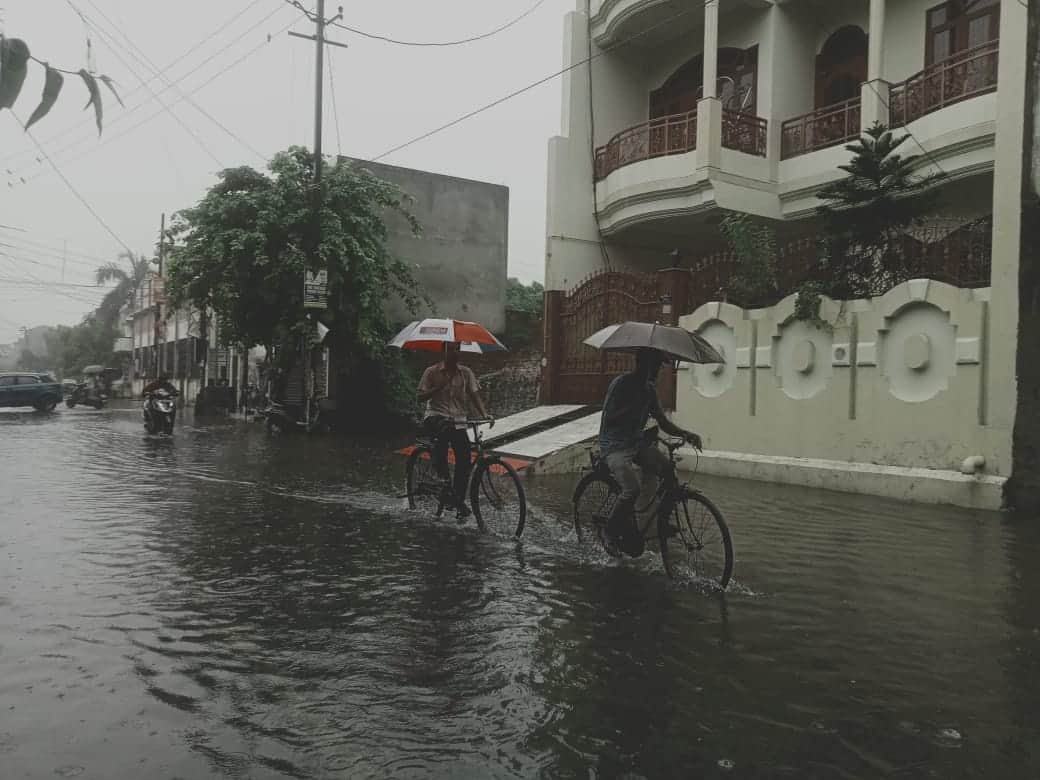 Rain: rain gives  relief from the heat due to rain in western UP, roads submerged, know weather update