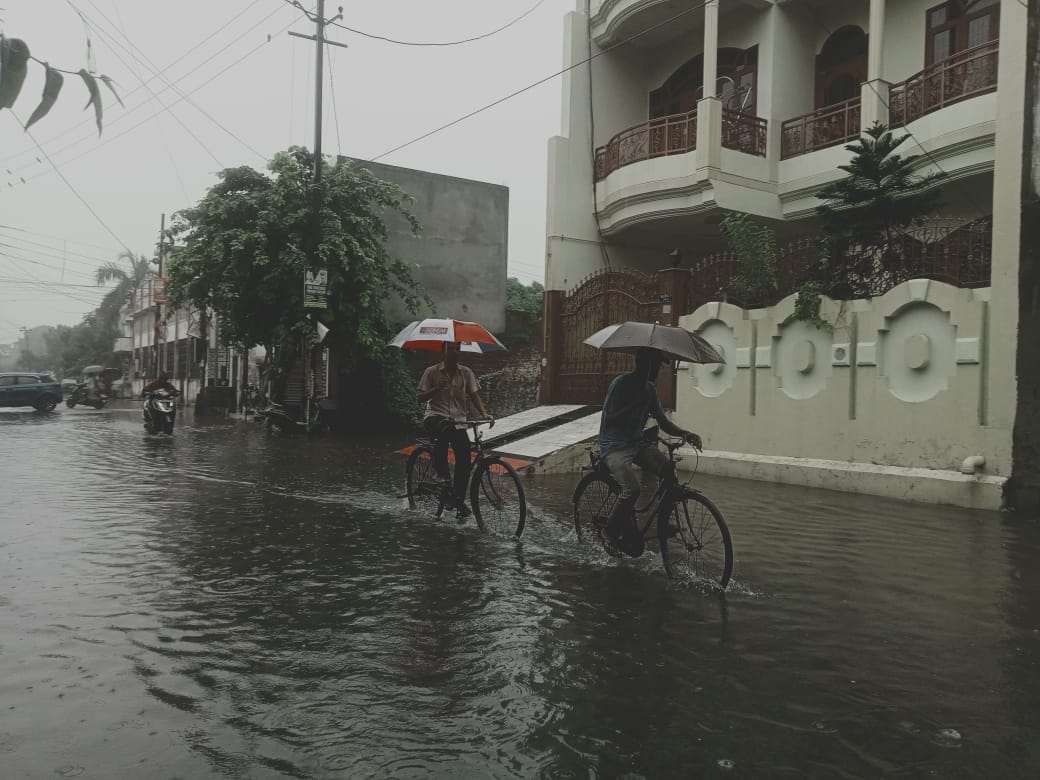 Rain: rain gives  relief from the heat due to rain in western UP, roads submerged, know weather update