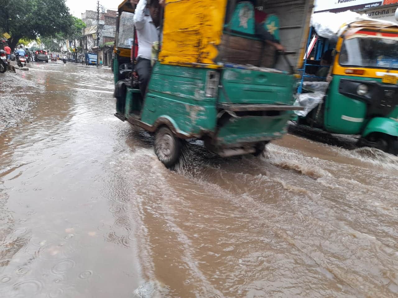 Rain: rain gives  relief from the heat due to rain in western UP, roads submerged, know weather update