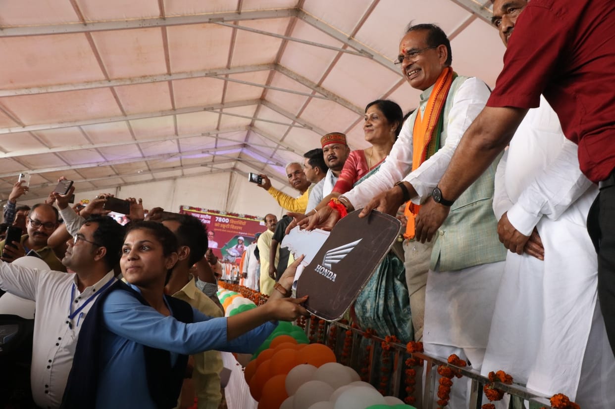 MP News: Announcement to make Shahdol a Municipal Corporation, CM Shivraj distributed scooty to seven and a ha