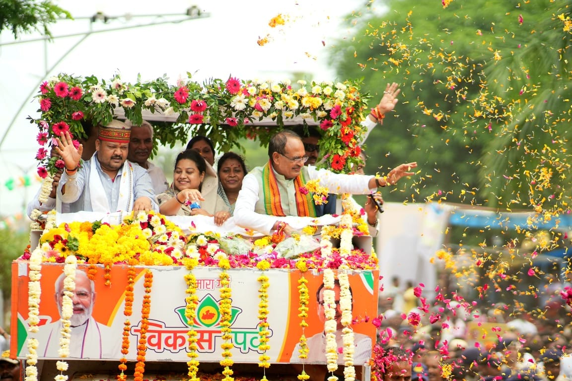 MP News: Announcement to make Shahdol a Municipal Corporation, CM Shivraj distributed scooty to seven and a ha
