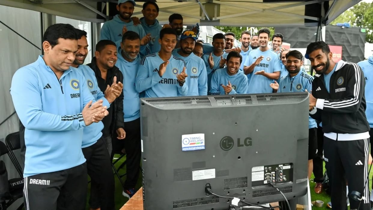 Indian players congratulate after chandrayaan successful landing on moon