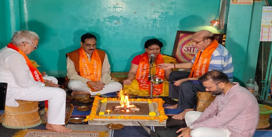 VHP Offering prayers to God at Arya Mandir for successful landing of Chandrayaan 3