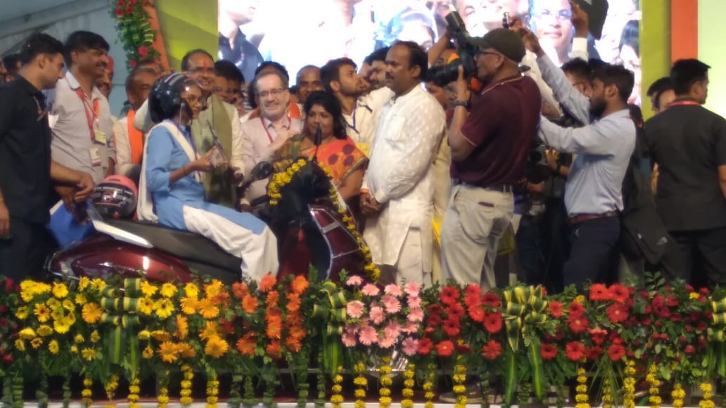 CM Shivraj reached Damoh: gifts worth crores to the city, scooty-laptops to girl students