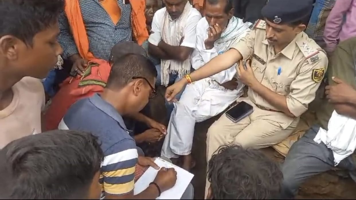 Theft of a child sleeping with his parents in Ara; Angry villagers created ruckus by blocking the road