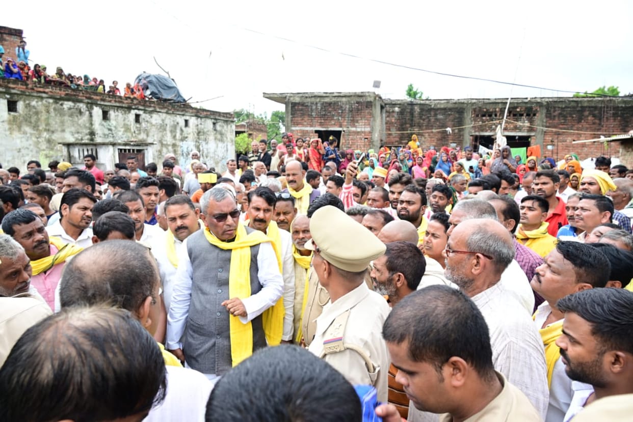 Om prakash Rajbhar reached house of Pradhan  husband who lost his life in fight