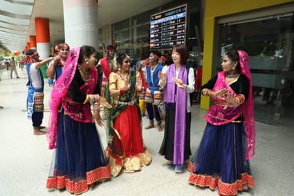 G-20 Summit Royal welcome to foreign guests who arrived at Varanasi airport