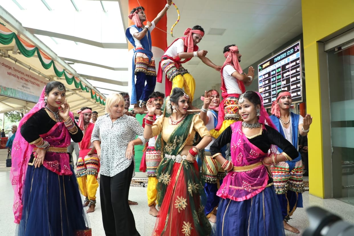 G-20 Summit Royal welcome to foreign guests who arrived at Varanasi airport