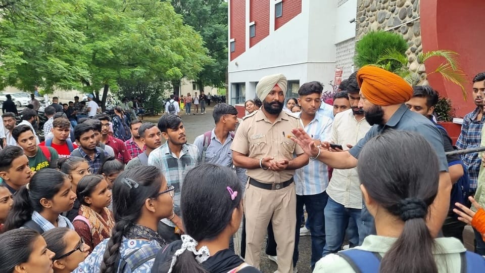 Protest of Kurukshetra University students for Neither classes are held nor facilities available