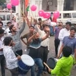 चंद्रयान की सफलता का जश्न मनाते लोग