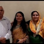 परिवार के साथ इंजीनियर आरुषि