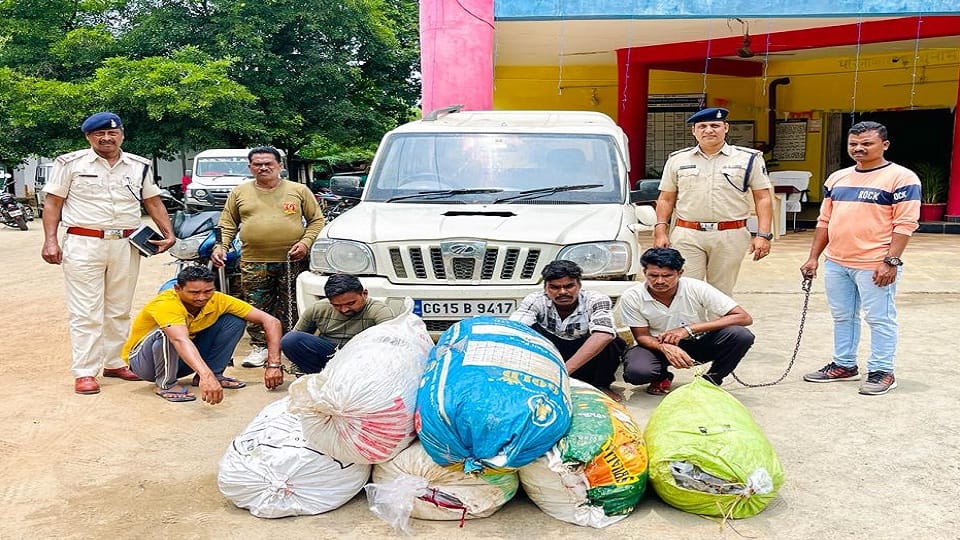 arrested four accused with 154 kg of illegal ganja in Jagdalpur