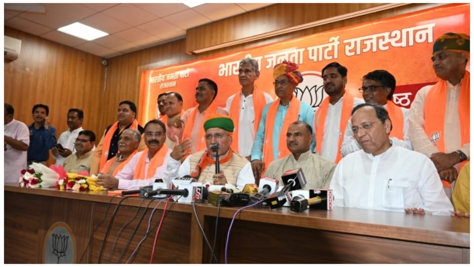 17 people including former administrative officials and Congress leaders joined BJP in Rajasthan
