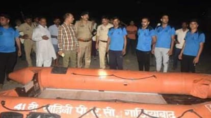 सनसनीखेज: गजैराला में पत्नी को साथ बिठाकर कार गंगा में समा दी, पहले पिता-बहन और मां को की थी मारने की कोशिश Car dropped in Ganges with wife sitting in Gajairala, police rescue started