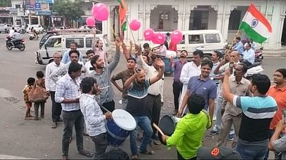 चंद्रयान-3 की सफलता का मनाया जश्न, शहरवासियों ने एक-दूसरे को मिठाई खिलाकर दी बधाई, जमकर आतिशबाजी की चंद्रयान-3 की सफलता का मनाया जश्न, शहरवासियों ने एक-दूसरे को मिठाई खिलाकर दी बधाई, जमकर आतिशबाजी की