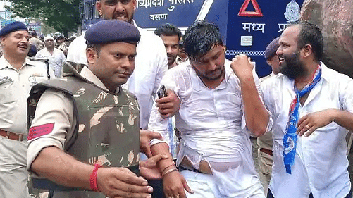 Police chased away the agitating davv students many injured nsui