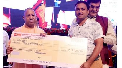 CM Yogi Adityanath distributes the loan to 11 thousand people under e swanidhi Yojna.