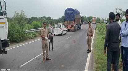 Vehicles kept pressing dead body in Agra all night due to which ragas were scattered all over road