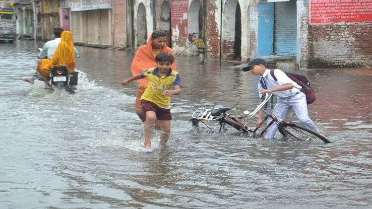 Hathras News: झमाझम बारिश, व्यवस्था की खामियों ने शहर को डुबोया