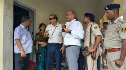 Nalanda: बारिश के बीच स्कूल का निरीक्षण करने पहुंचे अपर मुख्य सचिव केके पाठक; खामियां देख लगाई फटकार Additional Chief Secretary KK Pathak did a surprise inspection of the school in Nalanda