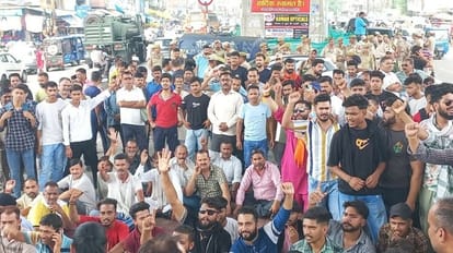 Sarore Toll Row: सरोर टोल हटाने को लेकर जम्मू में विभिन्न जगह प्रदर्शन, सांबा में भूख हड़ताल शुरू Sarore Toll Row: protest at various places in Jammu for removal of Sarore toll hunger strike begins in Samba