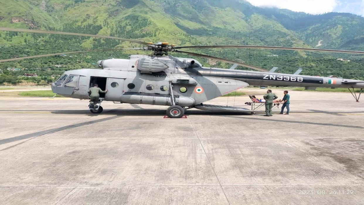 Kullu News:Air force helicopter brought four patients from Bhuntar to Chandigarh
