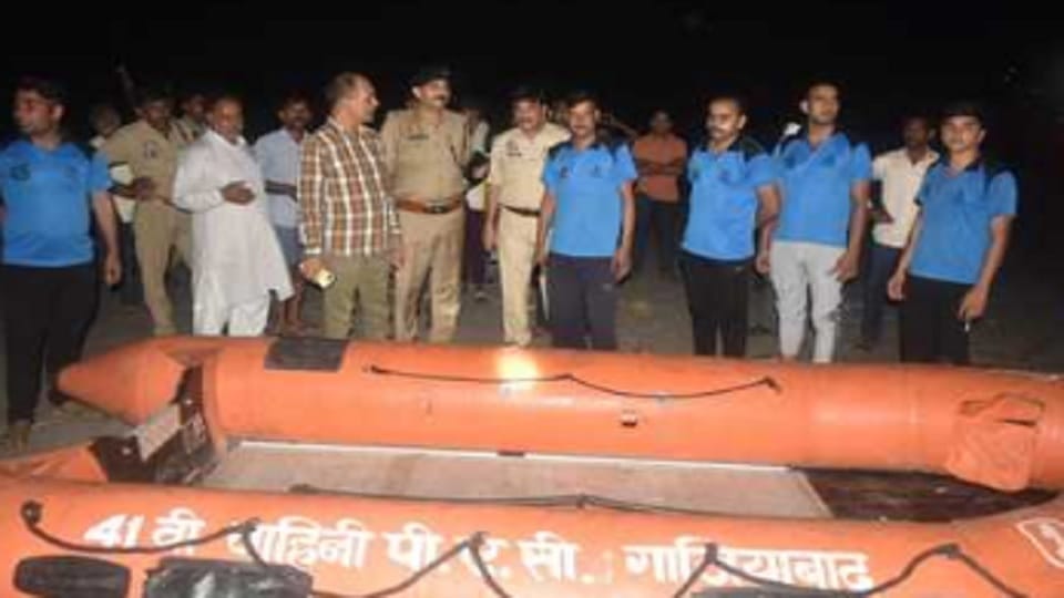 Car dropped in Ganges with wife sitting in Gajairala, police rescue started