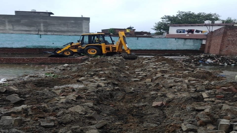 ADA Aligarh demolished illegal colony on Gular Road