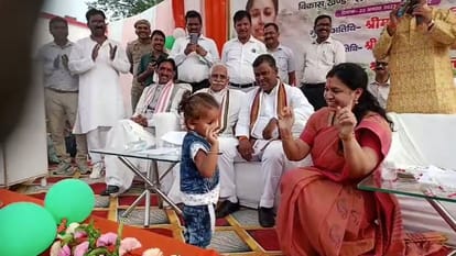 DM of mirzapur Divya Mittal dancing with little girl on patriotic song video going viral