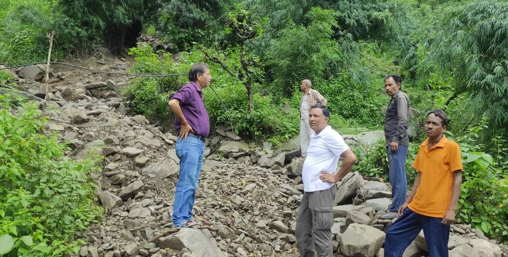Uttarakhand Weather Kotdwar News Heavy landslide in Katela Danda people Run Away in panic 14 families shifted