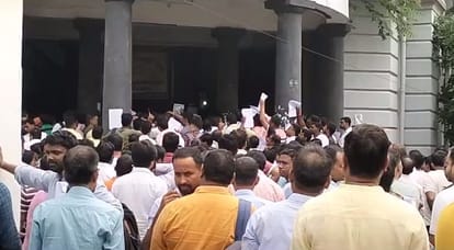 English Headline/Slug: BPSC Teacher Exam 2023 News in Hindi Heavy Crowd at Patna Railway Station for BPSC Exam