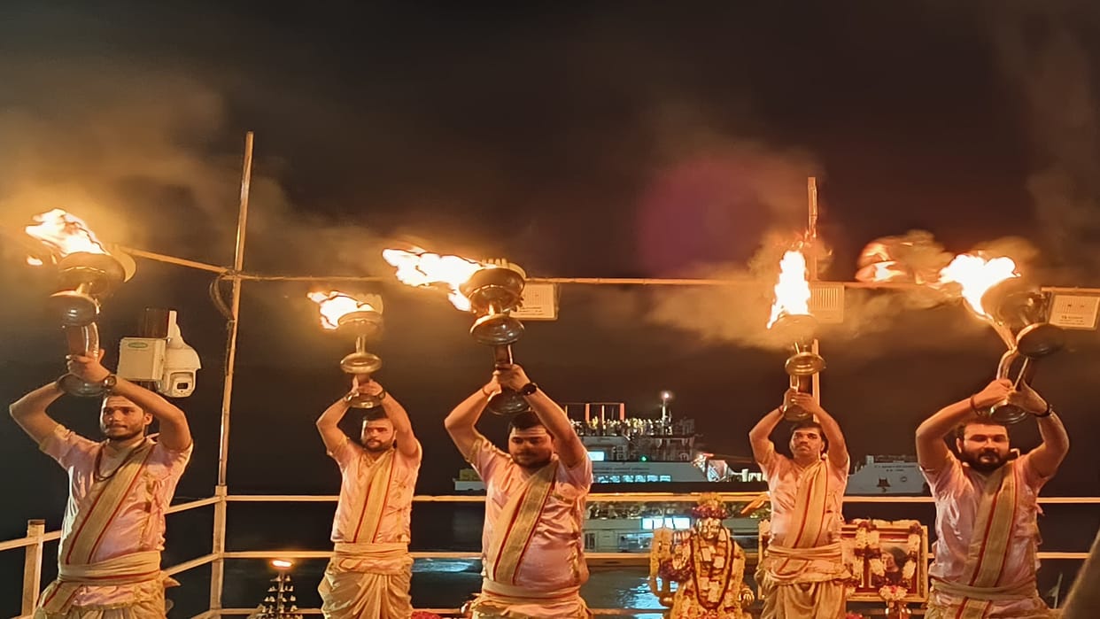 Place of world famous Ganga Aarti changed at Dashashwamedh Ghat, decision taken due to rising water level.