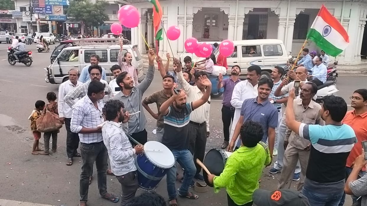 Ujjain: Celebrated the success of Chandrayaan-3 people congratulated each other by feeding them sweets