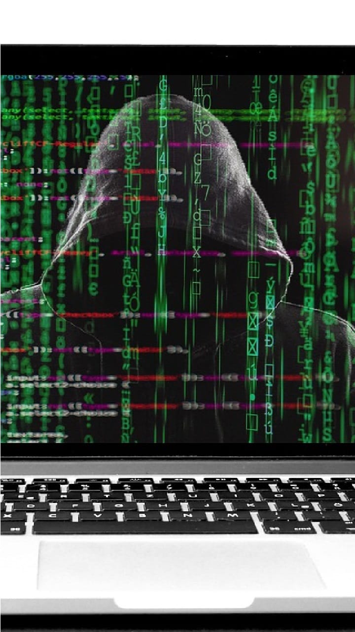 One lakh rupees were cheated from a software engineer on the pretext of having Aadhaar in the drug packet.