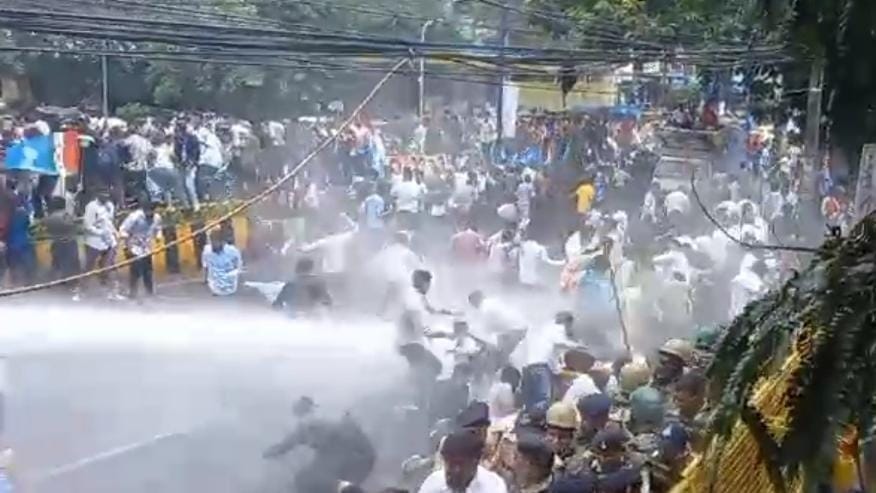 Police chased away the agitating davv students many injured nsui