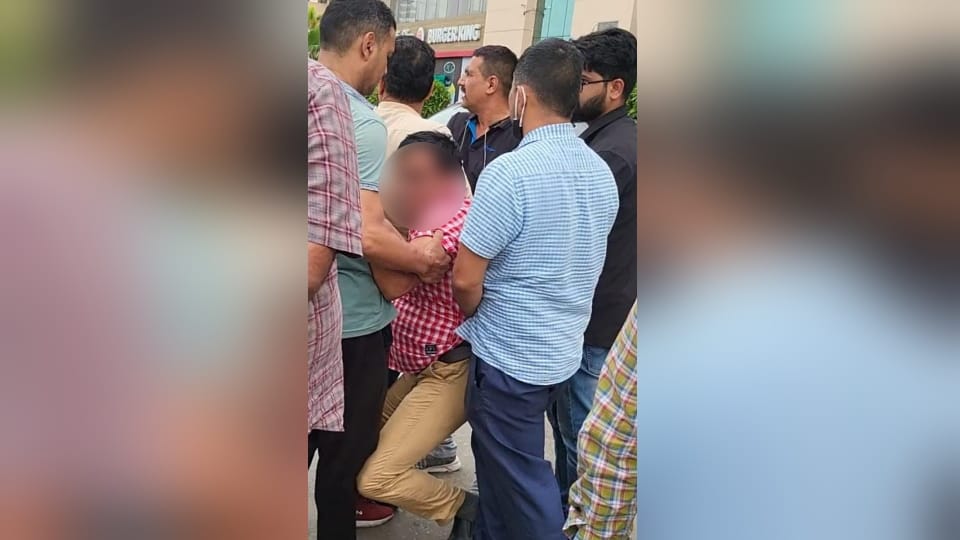 Rudrapur News Vigilance caught DPRO red handed taking bribe from contractor in Metropolis Mall
