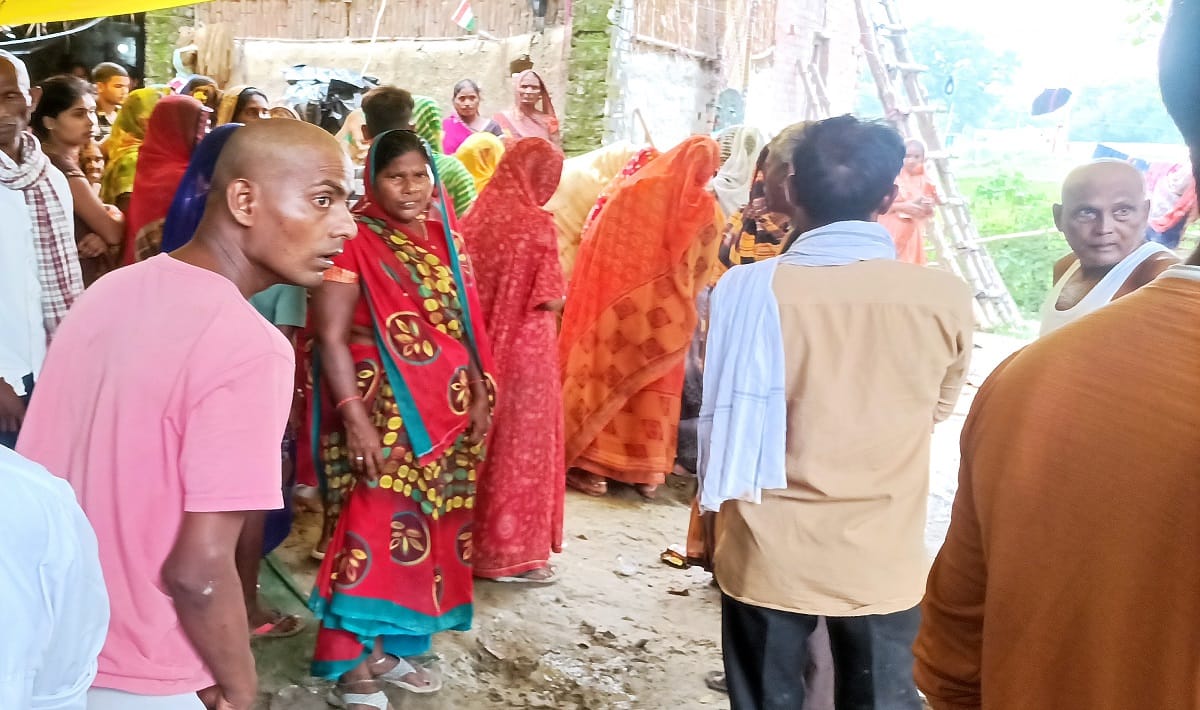 Woman and grand daughter died due to snake bite in ghazipur who came in Trayodshah