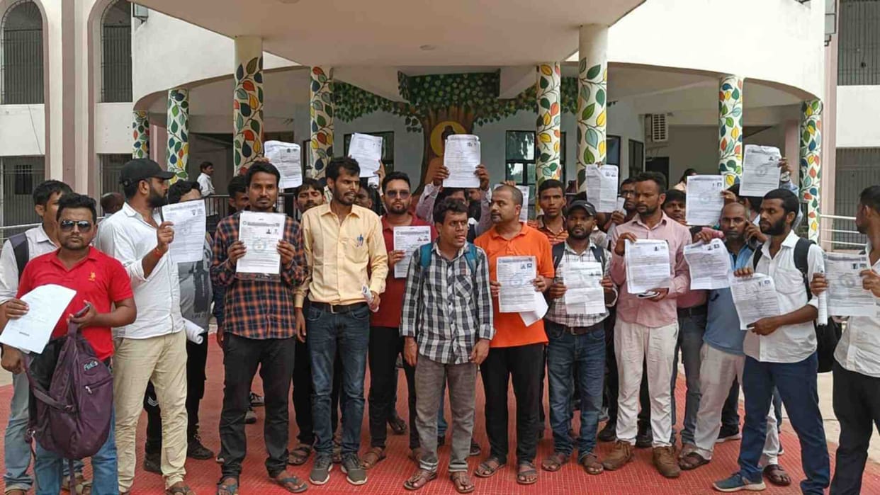 Candidates of BPSC teacher recruitment exam created ruckus near DM in Bhojpur