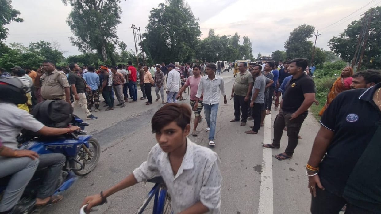 Uncontrollable truck trampled three people in Pilibhit s Puranpur two died