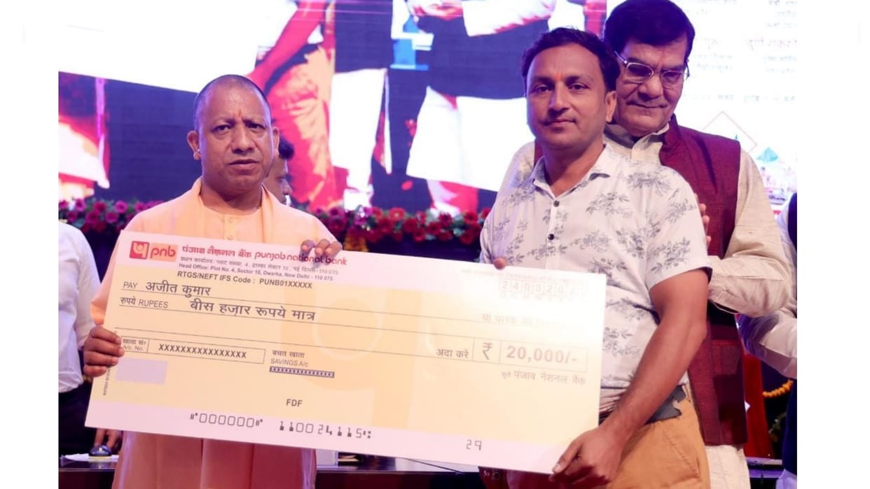 CM Yogi Adityanath distributes the loan to 11 thousand people under e swanidhi Yojna.