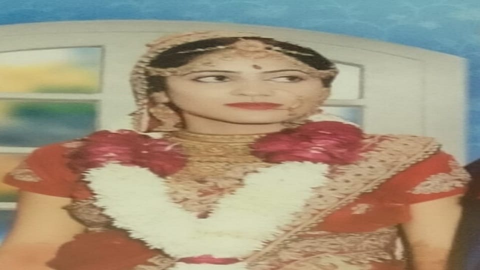 Woman hanged by making a sari noose from the fan