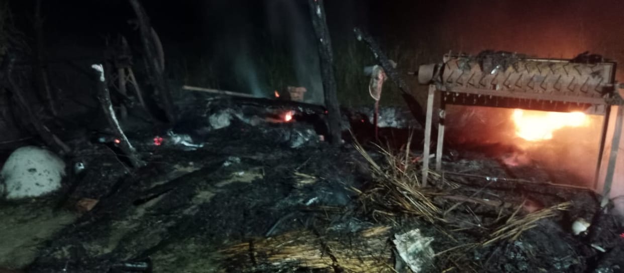 Fire broke out in two residential shanties in Paharpur village of Mau, loss of lakhs