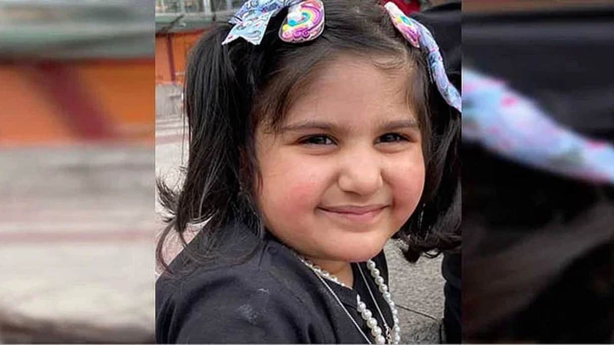 a cute litte 4 years girl did abhishek bachchan saiyami kher film ghoomer steps in cinema hall