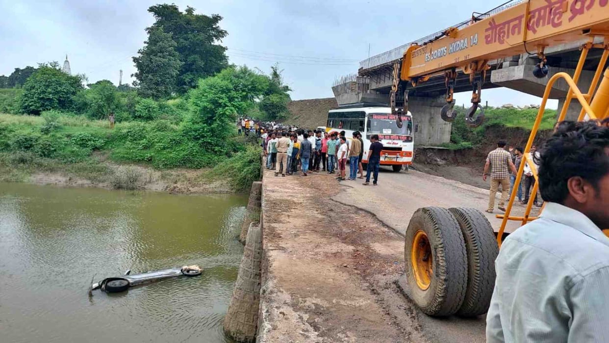 Patwari died after falling into Sunar river along with his car in Damoh