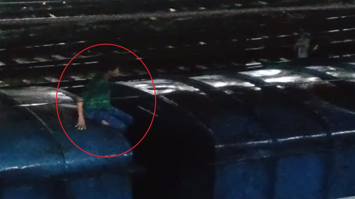 Youth climbed on the roof of goods train, OHE had to be closed in prayagraj junction