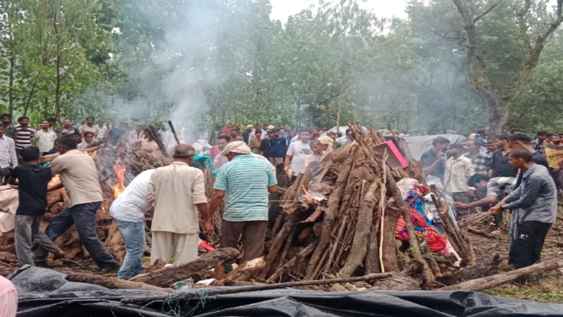 Saharanpur Accident: Nine dead bodies have cremated in one time in a village, stoves is not in houses