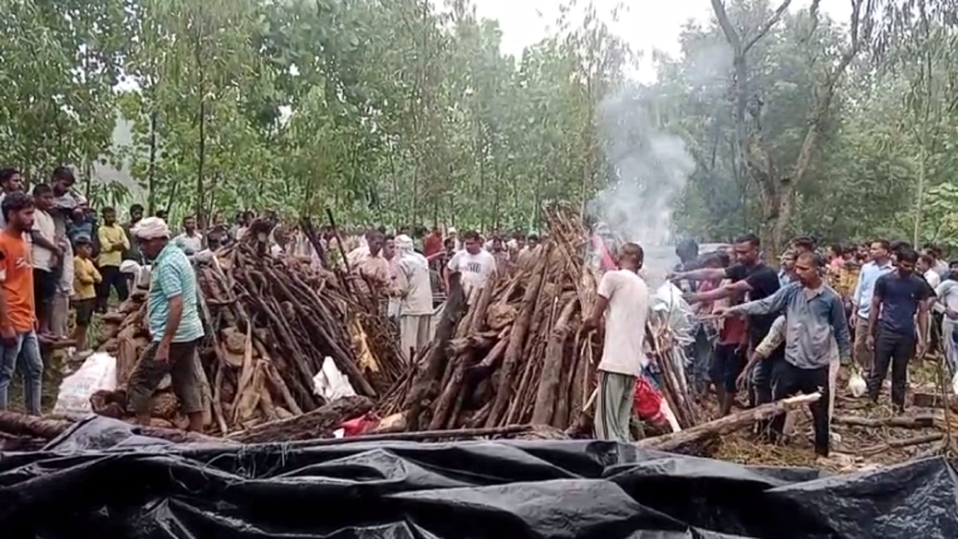 Saharanpur Accident: Nine dead bodies have cremated in one time in a village, stoves is not in houses