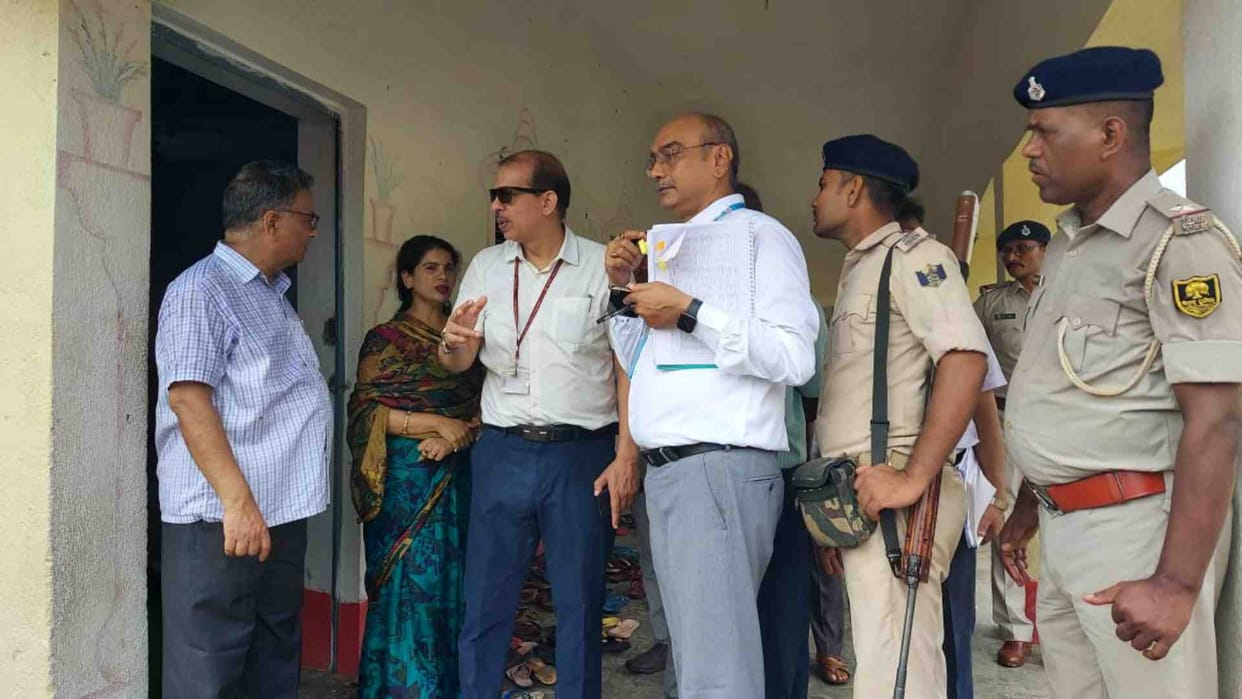 Additional Chief Secretary KK Pathak did a surprise inspection of the school in Nalanda