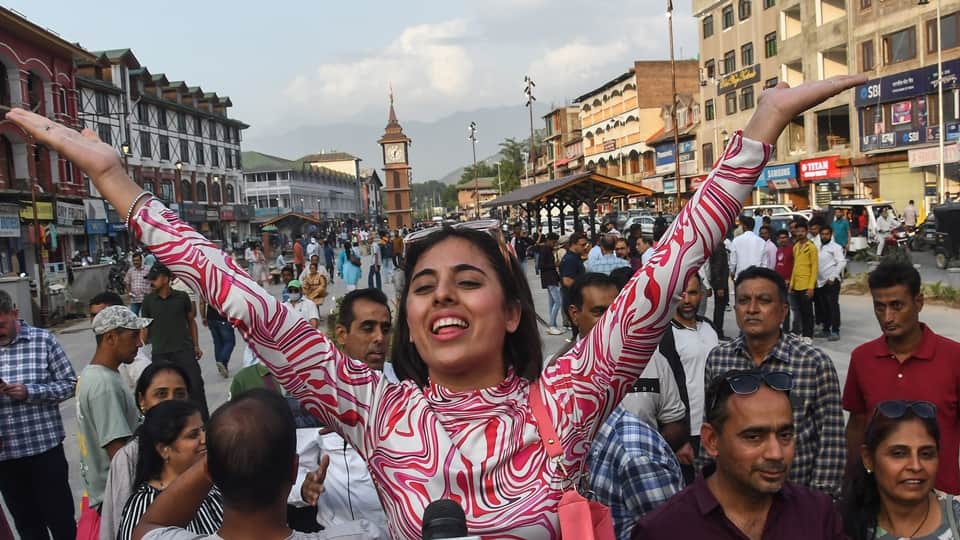 Chandrayaan 3 lander Vikram touches down on Moon South Pole heavy crowd gathered srinagar lal chowk watch live