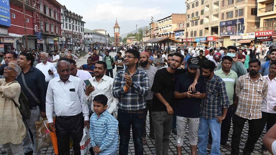 Chandrayaan 3 lander Vikram touches down on Moon South Pole heavy crowd gathered srinagar lal chowk watch live